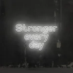 Napis neonowy Stronger Every Day
