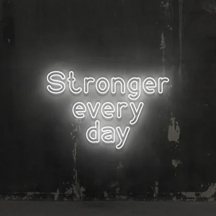 Napis neonowy Stronger Every Day