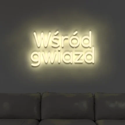 Neonowy napis Wśród gwiazd