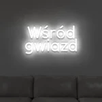 Neonowy napis Wśród gwiazd