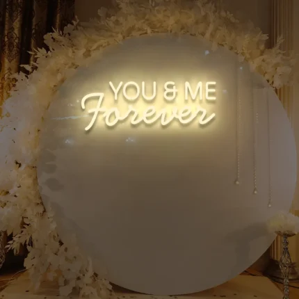 Neonowy napis You&Me Forever