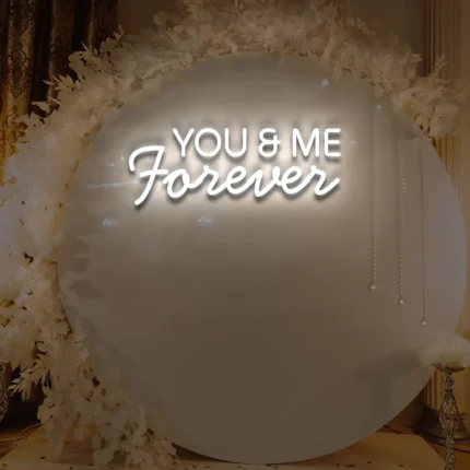 Neonowy napis You&Me Forever