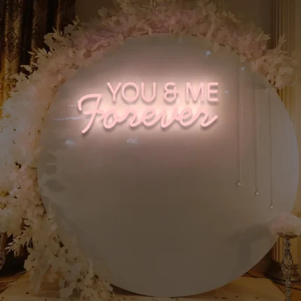 Neonowy napis You&Me Forever