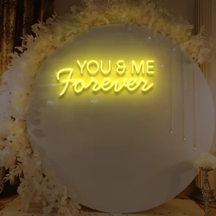 Neonowy napis You&Me Forever